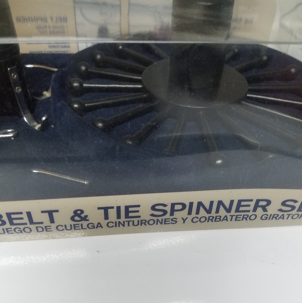 Dockers belt and tie spinner